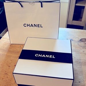 CHANEL Brightening cream, essential mask, and mirror duo!